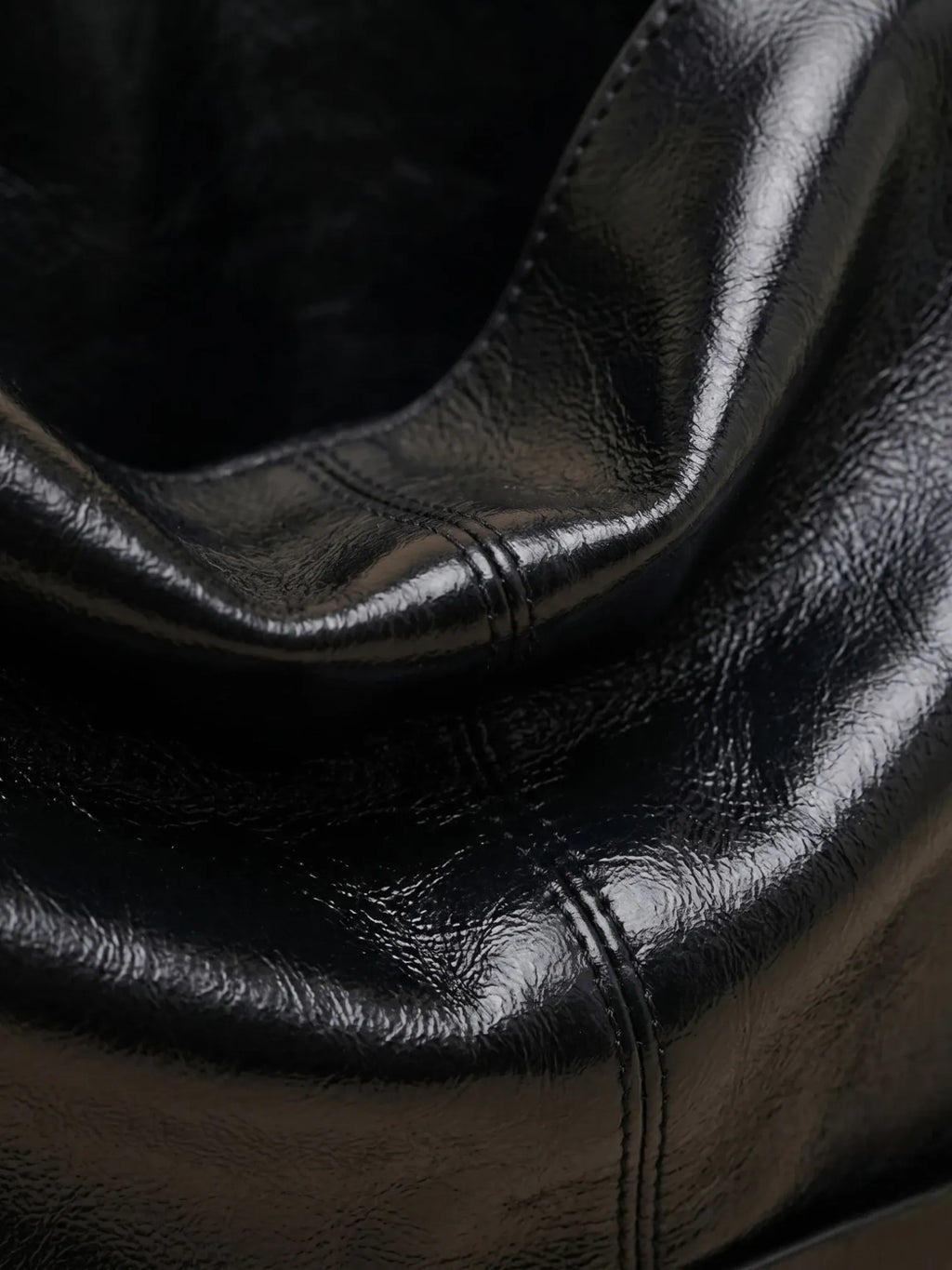 Grand Sac Hobo de Cours en Cuir Lustré Noir